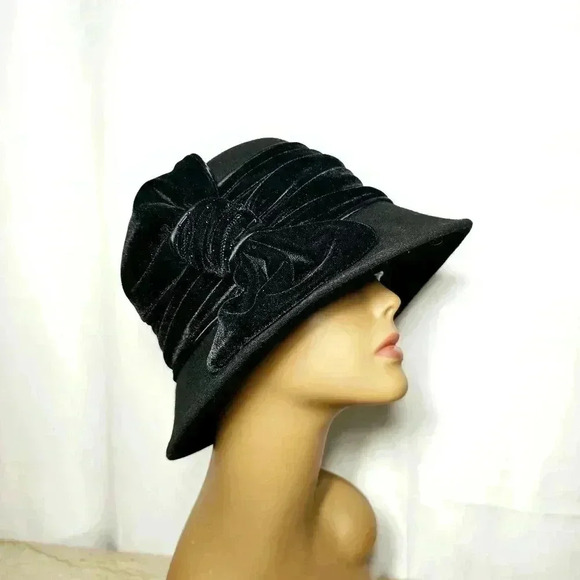 🛑 Betmar New York Vintage Black 100% Wool Felt Cloche Hat Velvet Band Bow - Picture 1 of 8